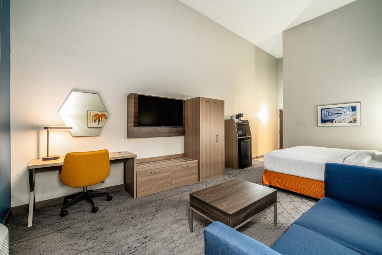 Holiday Inn Express & Suites Phoenix - Mesa West By Ihg Exterior foto